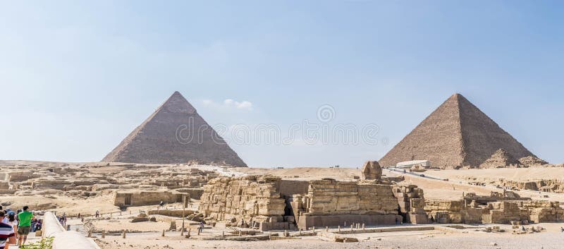 Pyramides égyptiennes antiques de Gizeh et tête de grand sphinx photographie stock libre de droits Pyramides égyptiennes antiques de Gizeh et tête de grand sphinx photographie stock libre de droits