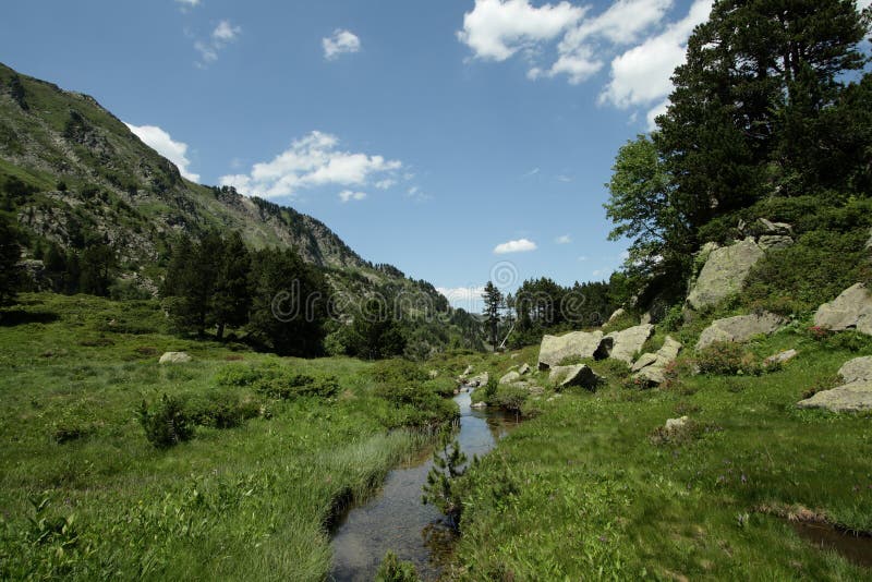 Pyrenean ποταμός σε Ariege, Γαλλία στοκ εικόνες
