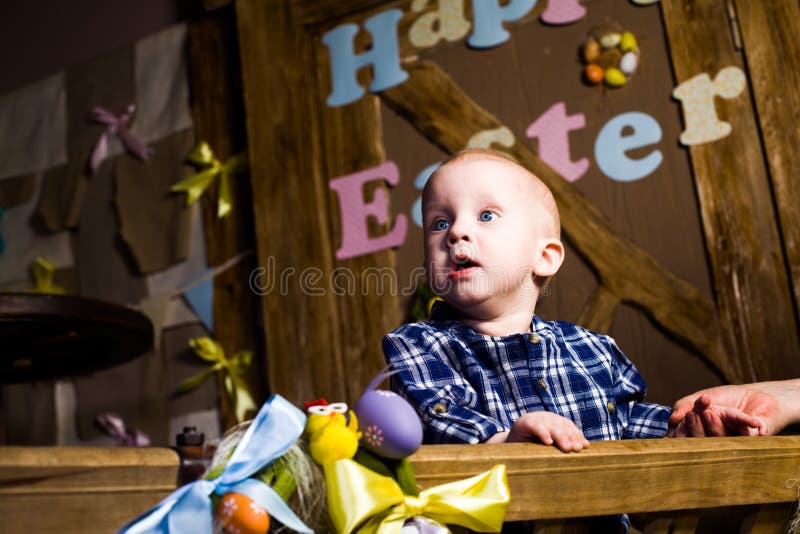 Pys i en korg av uppsluppna lantliga lantliga Provence, skratt, leende, glädje, härliga blåa ögon easter, ägg som är färgrika royaltyfria bilder Pys i en korg av uppsluppna lantliga lantliga Provence, skratt, leende, glädje, härliga blåa ögon easter, ägg som är färgrika royaltyfria bilder