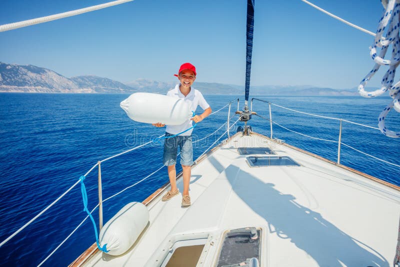 Pys ombord av seglingyachten p? sommarkryssning Resa aff?rsf?retaget som seglar med barnet p? familjsemester royaltyfria foton Pys ombord av seglingyachten p? sommarkryssning Resa aff?rsf?retaget som seglar med barnet p? familjsemester royaltyfria foton