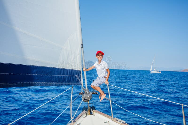Pys ombord av seglingyachten p? sommarkryssning Resa aff? rsf? retaget som seglar med barnet p? familjsemester royaltyfri bild