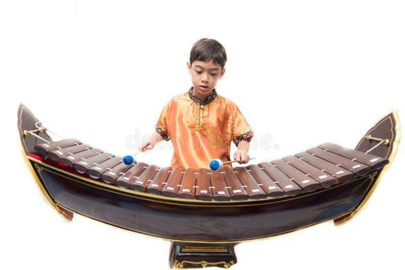 Pys som lär den thailändska instumentxylofonen, Ranat, på vit bakgrund royaltyfria foton Pys som lär den thailändska instumentxylofonen, Ranat, på vit bakgrund royaltyfria foton