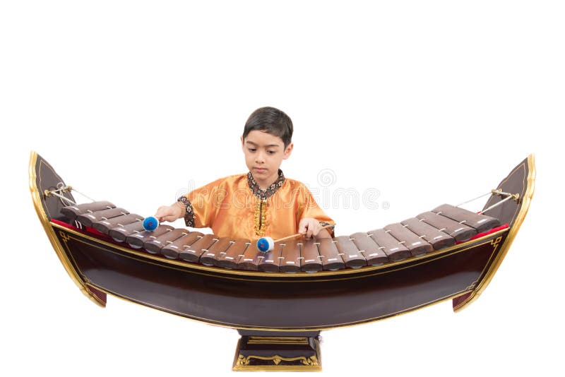 Pys som lär den thailändska instumentxylofonen, Ranat, på vit bakgrund arkivfoton Pys som lär den thailändska instumentxylofonen, Ranat, på vit bakgrund arkivfoton