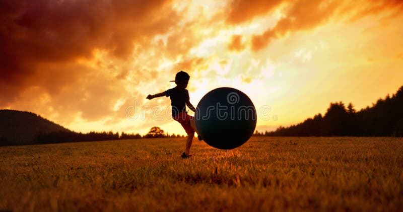 Pys som spelar fotboll på ängen arkivfoton Pys som spelar fotboll på ängen arkivfoton