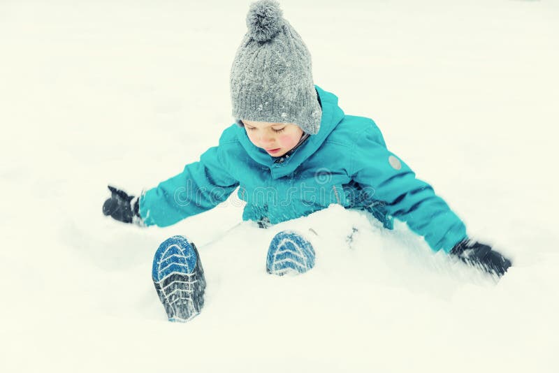 Pys som spelar i snön och skratta fotografering för bildbyråer Pys som spelar i snön och skratta fotografering för bildbyråer