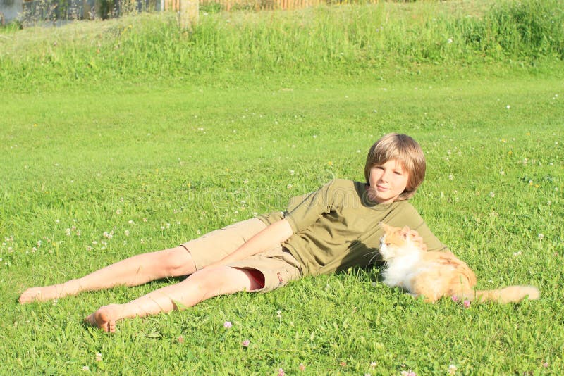 Pys som spelar med en katt royaltyfri foto Pys som spelar med en katt royaltyfri foto