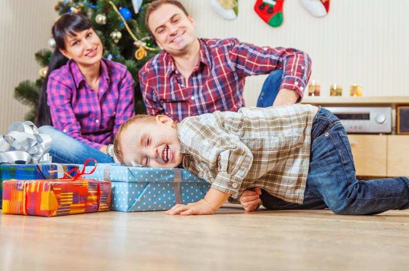 Pysen finner julklappar under trädet arkivbilder Pysen finner julklappar under trädet arkivbilder