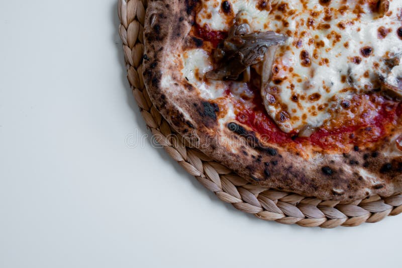 Pyszna pizza serowa z grzybami na wiklinowym łożysku obraz stock