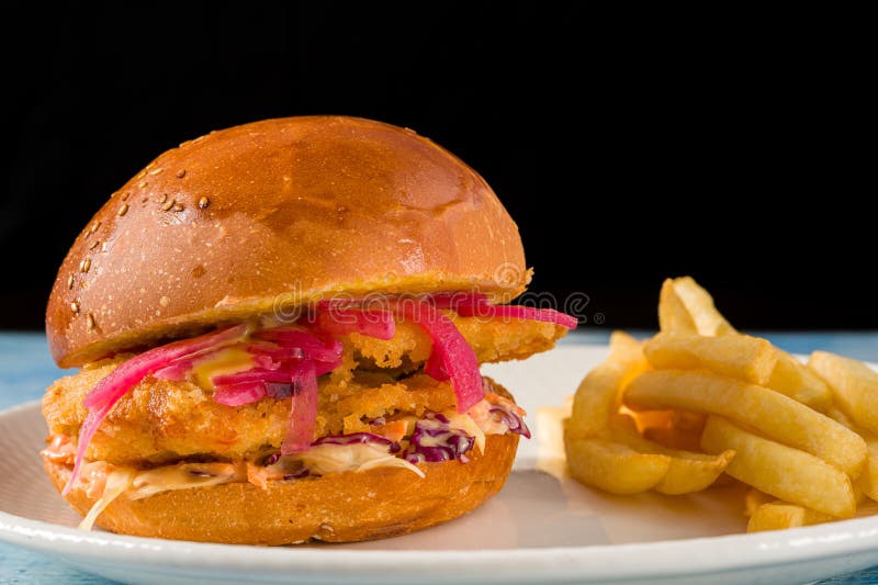 Pyszny burger kurczaka z frytki na białej porcelanowej płytce zdjęcia royalty free