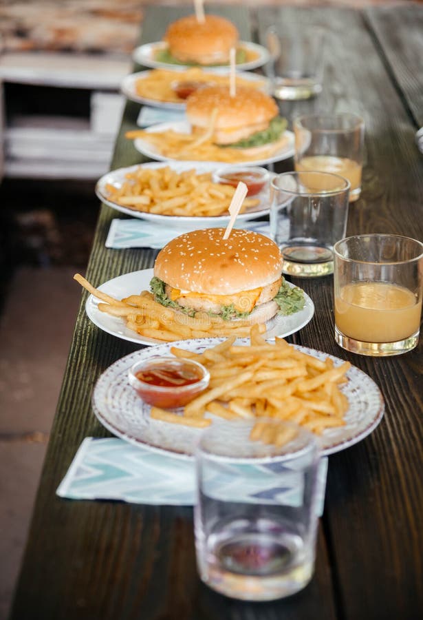 Pyszny burger serowy na talerzu z frytek francuskich. Dzieci bawią się fast food fotografia stock