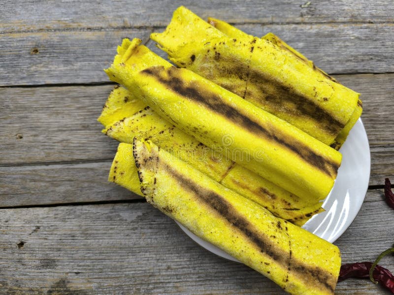 Pyszny serowy shawarma leży na białym talerzu zdjęcie royalty free