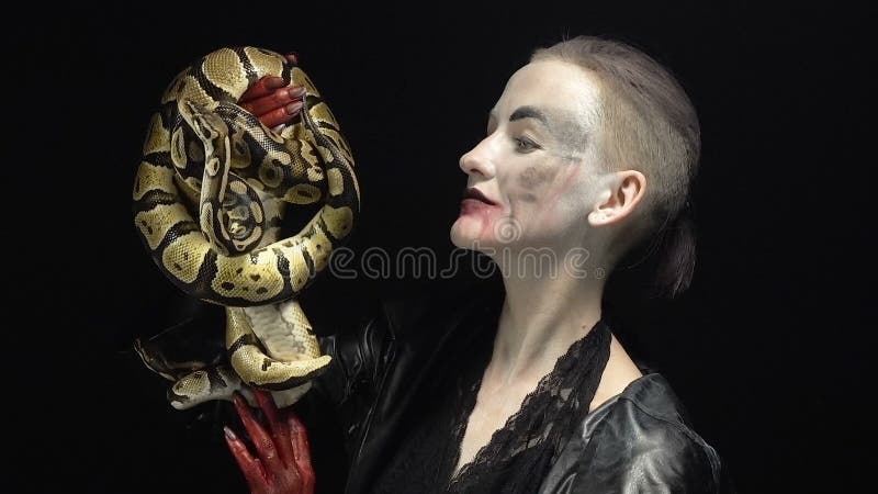 拿着两个Python的妇女 股票视频
