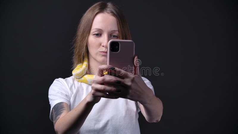 Замедленная съемка женщины с питоном-альбиносом, держащей смартфон акции видеоматериалы