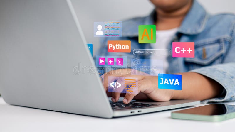 年轻程序员在笔记本电脑上使用Python、Java、C++和人工智能的编码图标进行打字。 计算机科学、软件开发和技术学习的概念，适用于学生和专业人士.