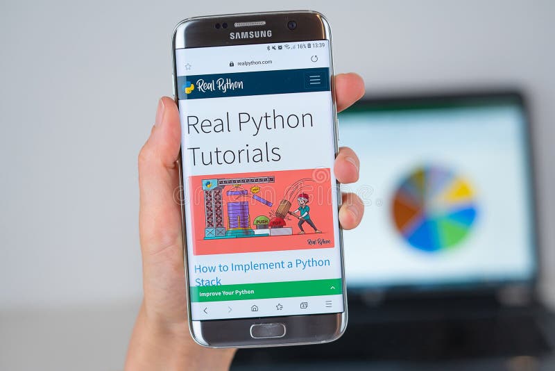 真正的Python公司网站在手机屏幕的 免版税库存图片