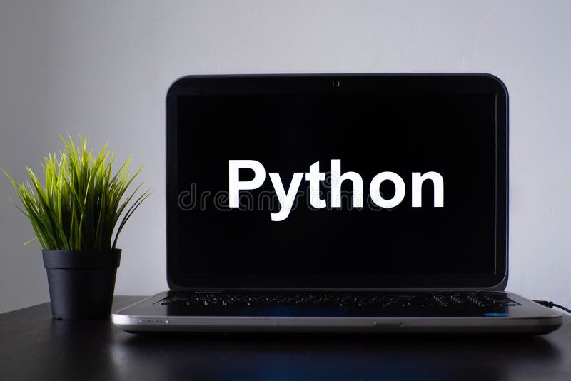 Python编程语言。编程培训，计算机课程的概念。桌子上的笔记本电脑 库存照片