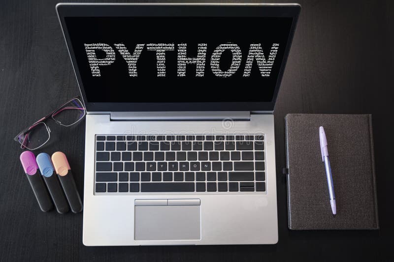 笔记本电脑顶视图，带有文字 python。笔记本电脑屏幕和键盘上的 Python 字样。学习 Python 编程语言，电脑 免版税图库摄影