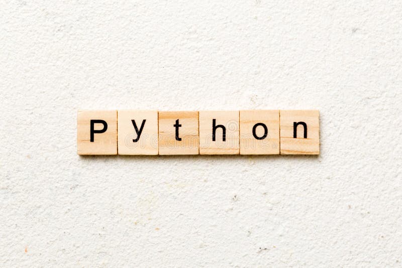 слово 'python', написанное на деревянном блоке. текст 'python' на столе, концепция стоковые изображения