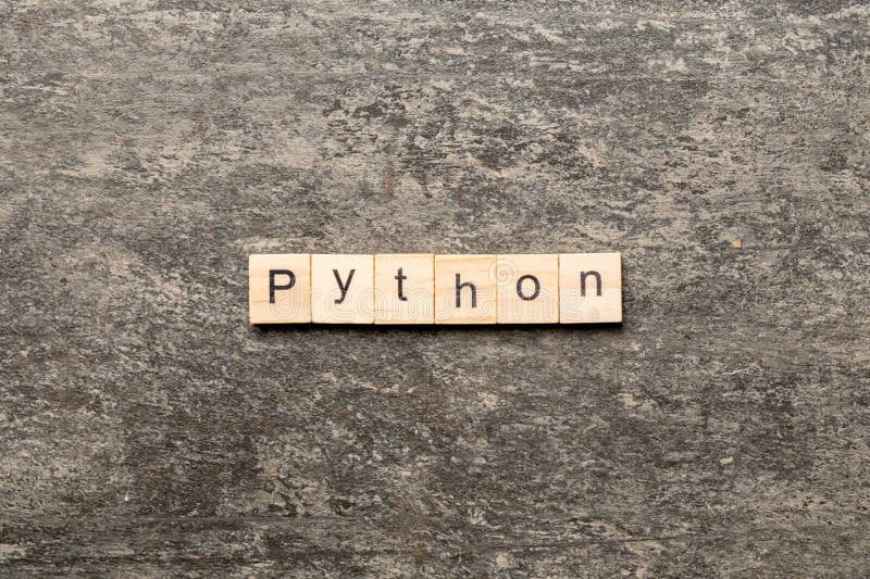 слово 'python', написанное на деревянном блоке. текст 'python' на столе, концепция стоковые фото