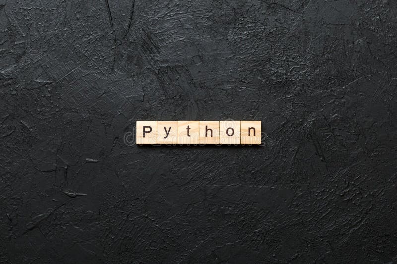 слово 'python', написанное на деревянном блоке. текст 'python' на столе, концепция стоковое изображение rf