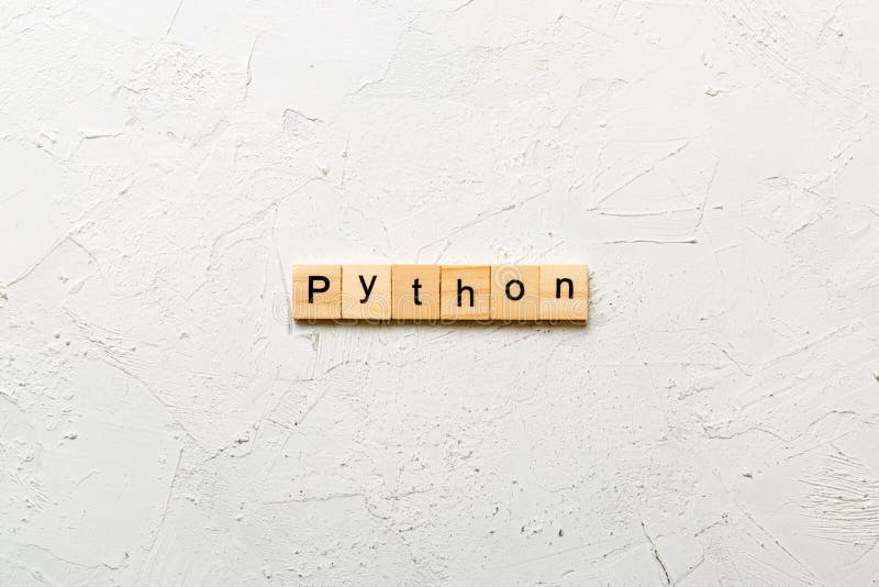 слово 'python', написанное на деревянном блоке. текст 'python' на столе, концепция стоковая фотография