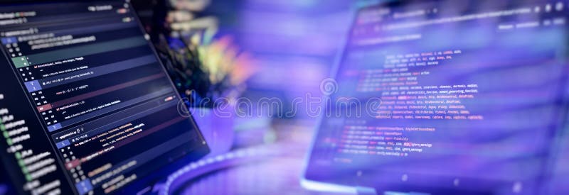 在技术工作空间中使用双显示器进行Python编程 库存照片