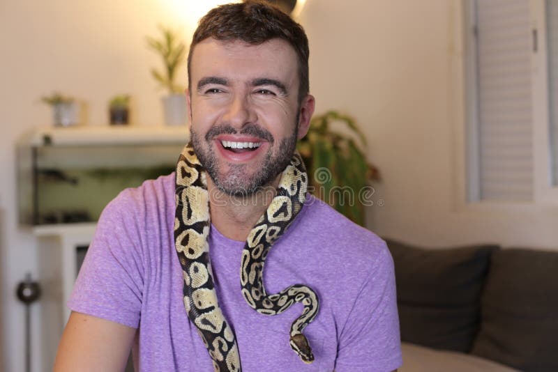 Άνδρας που κρατά ένα `python regius` ή ένα `ball python` στοκ εικόνα