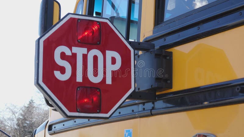 Pá da parada de ônibus escolar que é prolongada