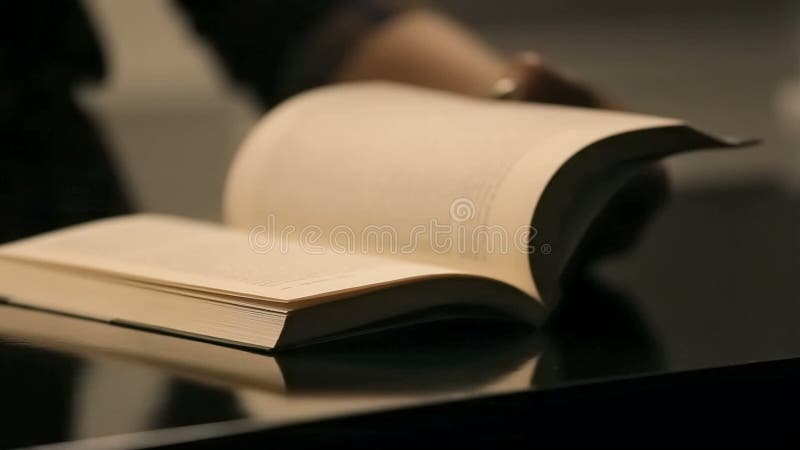 Mulher folheando páginas de um livro video estoque