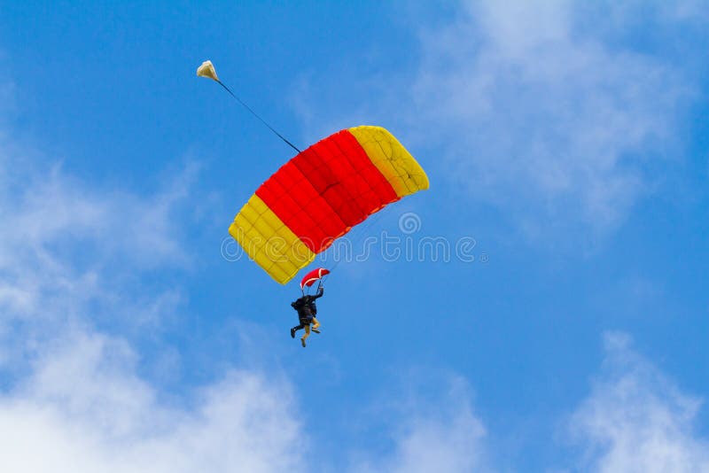 Pára-quedas do Skydiver aberto imagem de stock royalty free Pára-quedas do Skydiver aberto imagem de stock royalty free
