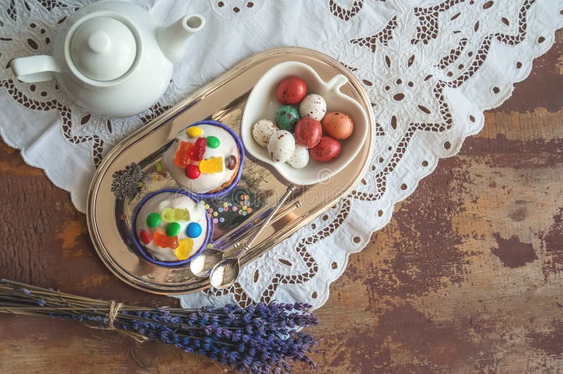 A Páscoa endurece com os ovos do maçapão da crosta de gelo e da decoração e do caramelo do doce de fruta em uma caixa Decoração d fotos de stock A Páscoa endurece com os ovos do maçapão da crosta de gelo e da decoração e do caramelo do doce de fruta em uma caixa Decoração d fotos de stock