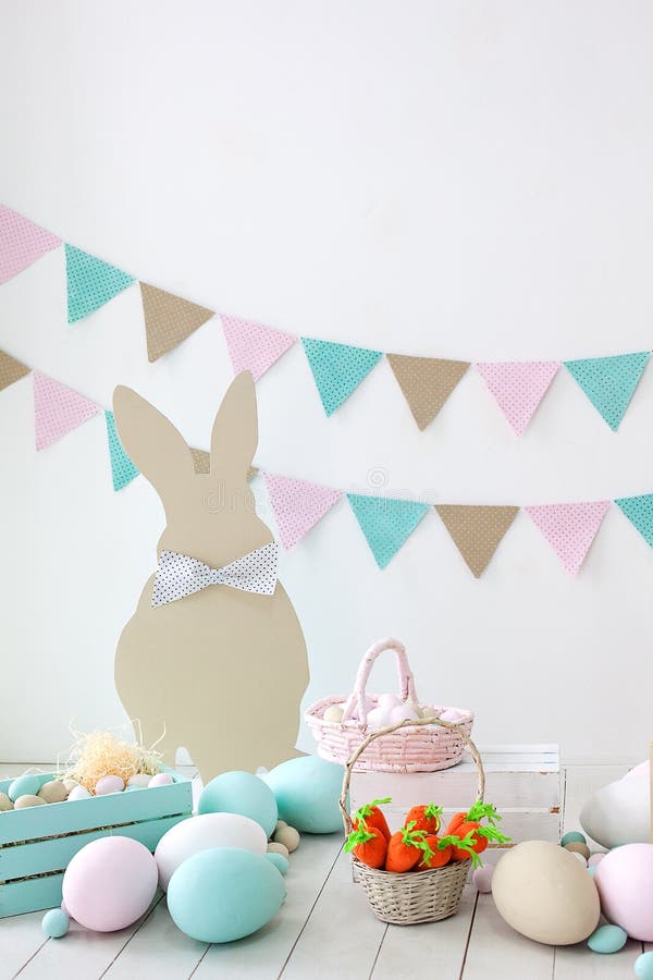 Páscoa! Muitos ovos da páscoa coloridos com coelhos e cestas! Decoração da sala, a sala da Páscoa de crianças para jogos Cesta co foto de stock Páscoa! Muitos ovos da páscoa coloridos com coelhos e cestas! Decoração da sala, a sala da Páscoa de crianças para jogos Cesta co foto de stock