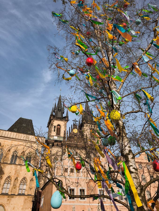 : Páscoa que decorava a antiga praça da cidade em praga, czecia foto de stock