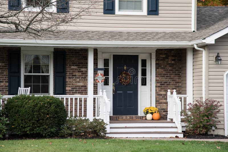 Pátio de entrada coberto da casa resedential com decorações do outono