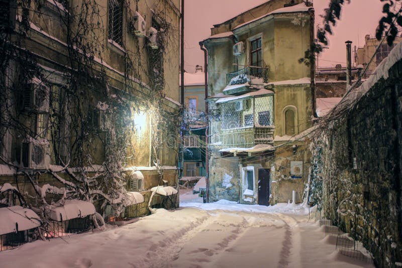 Pátio europeu histórico em uma noite do inverno fotos de stock Pátio europeu histórico em uma noite do inverno fotos de stock