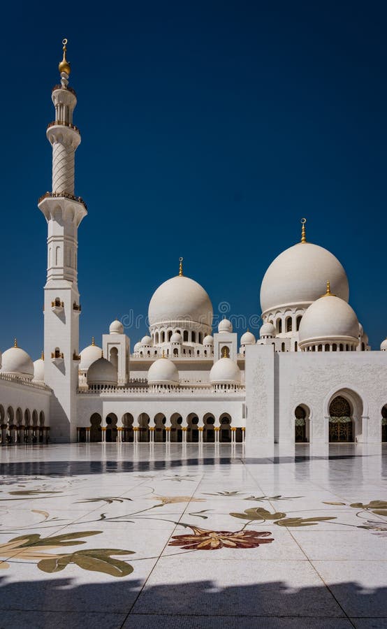 Pátio interno do xeique Zayed Mosque foto de stock royalty free Pátio interno do xeique Zayed Mosque foto de stock royalty free