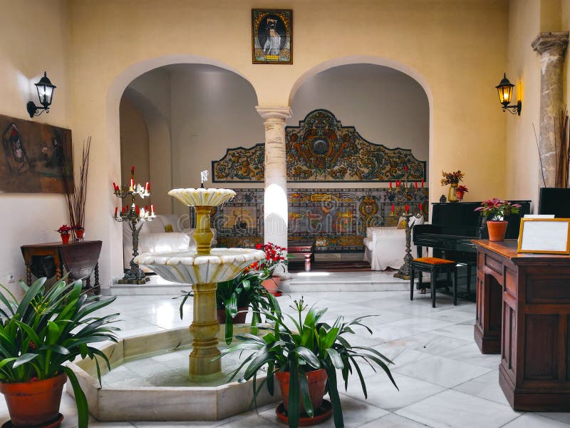 Pátio tradicional em uma casa Sevillian do solar na vizinhança famosa do bairro transversal santamente de Santa Cruz, Sevilha, Es imagem de stock Pátio tradicional em uma casa Sevillian do solar na vizinhança famosa do bairro transversal santamente de Santa Cruz, Sevilha, Es imagem de stock