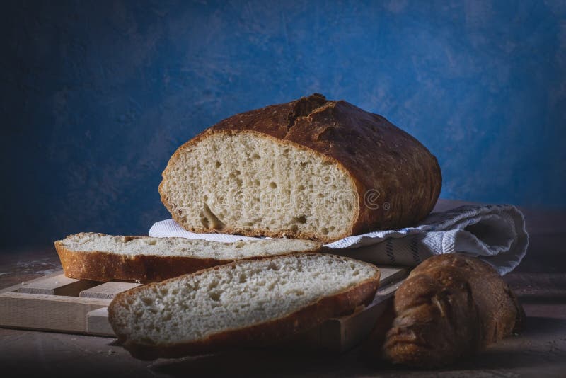 Pâine de casă pusă pe o masă rustică stock photos