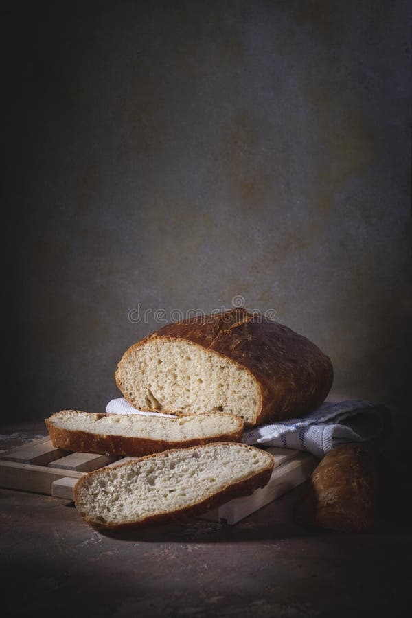 Pâine de casă pusă pe o masă rustică stock photo