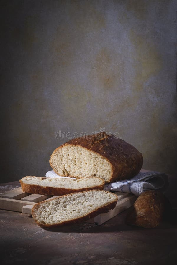 Pâine de casă pusă pe o masă rustică stock image
