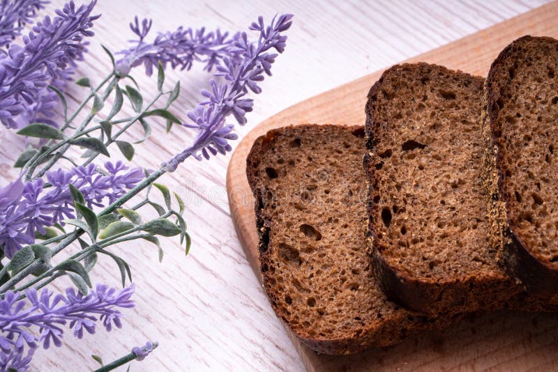 Pâine de secară de casă stil rustic pentru micul dejun flori lavandă stock images