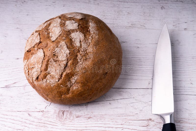 Pâine prăjită cu secară în stil rustic pentru micul dejun royalty free stock image