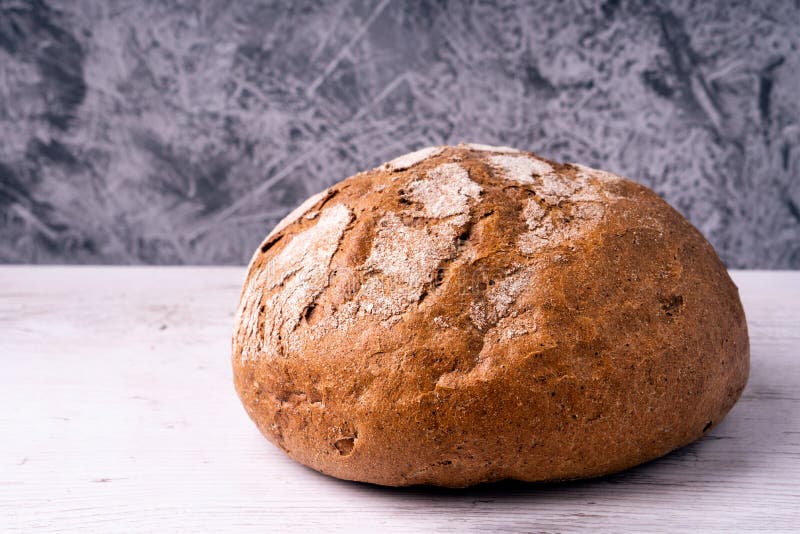 Pâine prăjită cu secară în stil rustic pentru micul dejun royalty free stock photos