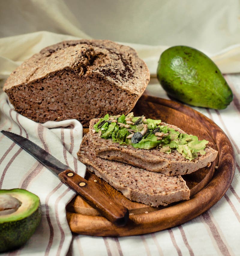 Pâine prăjită de avocado pe fond rustic de pâine fără gluten. guacamole royalty free stock photography
