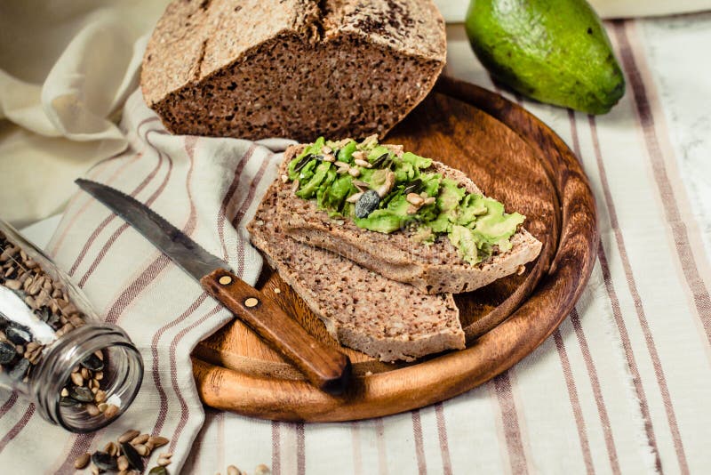 Pâine prăjită de avocado pe fond rustic de pâine fără gluten. guacamole stock photography