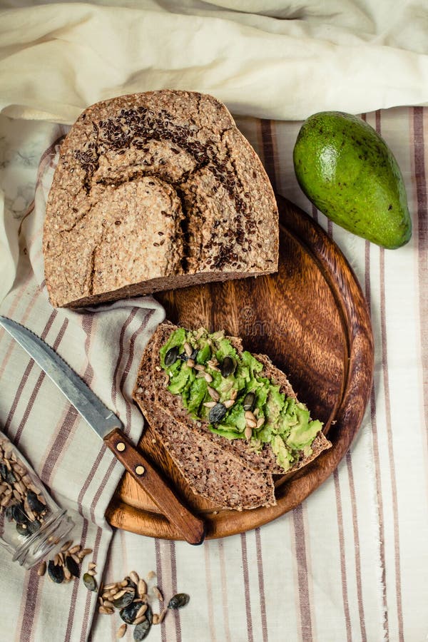 Pâine prăjită de avocado pe fond rustic de pâine fără gluten. guacamole royalty free stock image