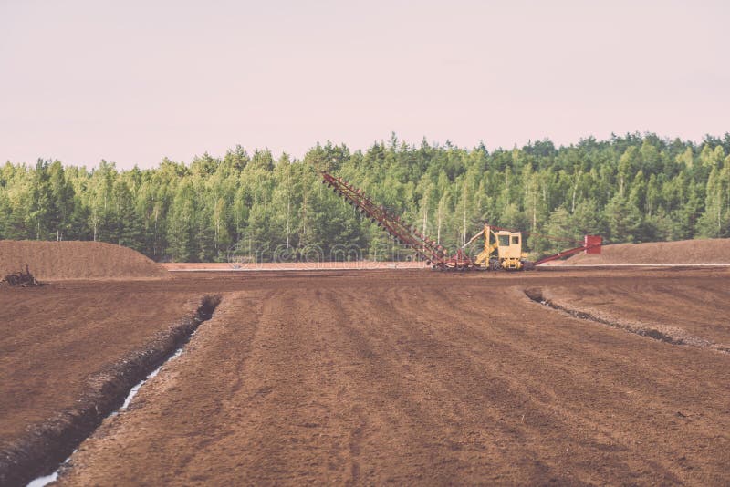 pântano e o campo em que a produção é realizada no blac imagens de stock pântano e o campo em que a produção é realizada no blac imagens de stock