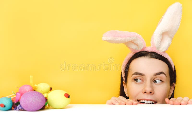 Pâques heureux! charmante joyeuse jeune femme caucasienne joyeuse commence à chasser pour les oeufs de pâques porte des oreilles m photo libre de droits