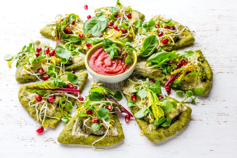 Pâte d'épinards, légumes et pizza de fromage verts sur le fond de wite images stock Pâte d'épinards, légumes et pizza de fromage verts sur le fond de wite images stock