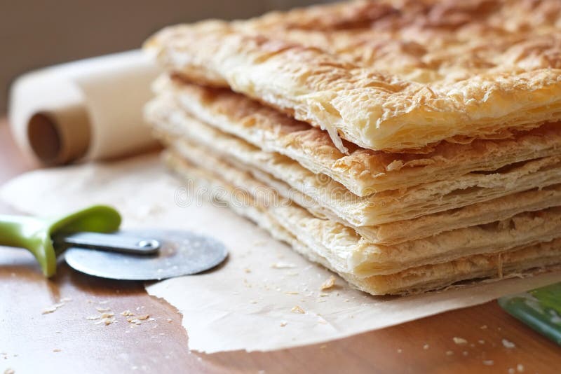 Pâte feuilletée dans la fabrication image stock Pâte feuilletée dans la fabrication image stock